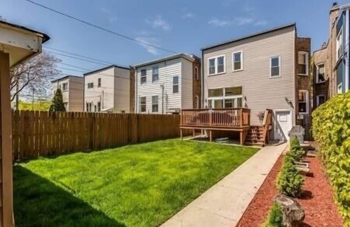 Logan Square Apartamento | Garage Parking - Vintage Charm - and a Fabulous Location! Easily Enjoy the Best of Chicago! by AllSet Turnover