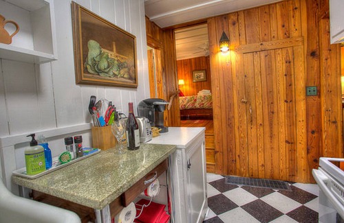 Laurel Park Cabaña | Garden Cottage, Casa de vacaciones actualizada de 1940, ¡Habitación impresionante de Carolina!