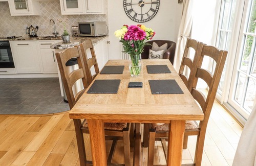 Dolbenmaen Cabaña | GARDEN COTTAGE, pet friendly, with a garden in Tremadog