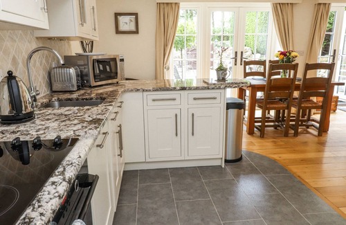 Dolbenmaen Cabaña | GARDEN COTTAGE, pet friendly, with a garden in Tremadog