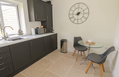 Ripple Cabaña | GARDEN COTTAGE, romantic, with a garden in Upton Upon Severn