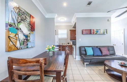 Faubourg Livaudais Casa | Garden District (2BR) Casa adosada con estacionamiento privado: julio y agosto especiales