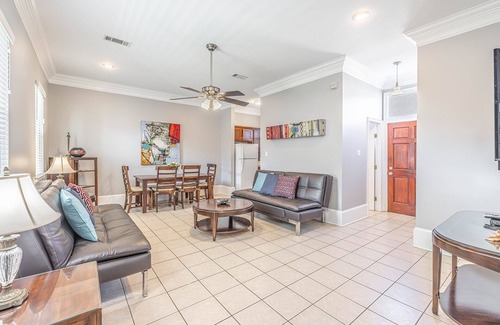 Faubourg Livaudais Casa | Garden District (2BR) Casa adosada con estacionamiento privado: julio y agosto especiales