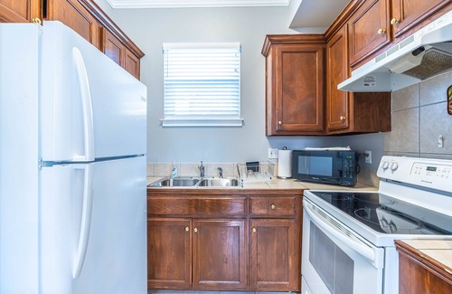 Faubourg Livaudais Casa | Garden District (2BR) Casa adosada con estacionamiento privado: julio y agosto especiales