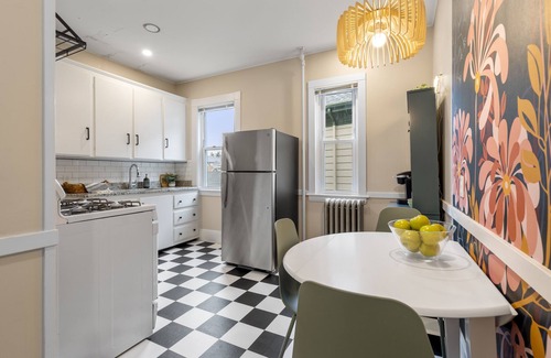 Beverly Apartamento | Garden Getaway 2BR Minutes to Salem, Beach, and train to Boston!