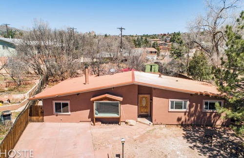 West Colorado Springs Casa | ☃ Mtn Dream! ❄ Chimenea, patio y bañera de hidromasaje | 4BR