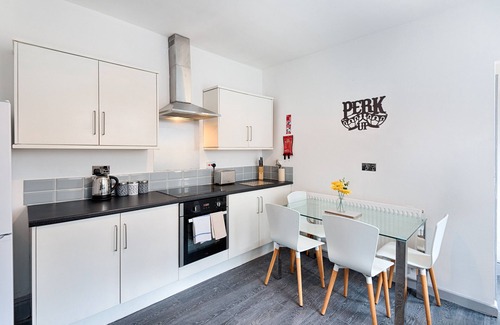 Cwmbrwla Casa | Spacious Sydney - TV in Every Bedroom!