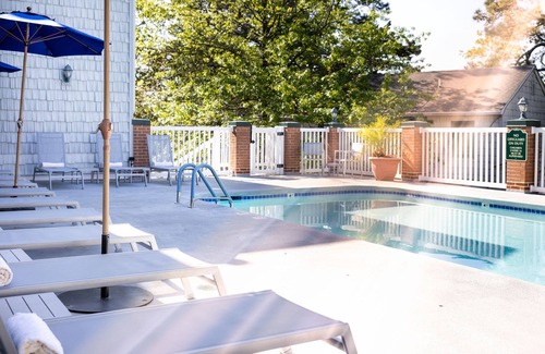 South Rehoboth Apartamento | Garden-View King Room | Spacious Sitting Area
