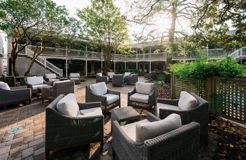 South Rehoboth Apartamento | Garden-View King Room | Spacious Sitting Area