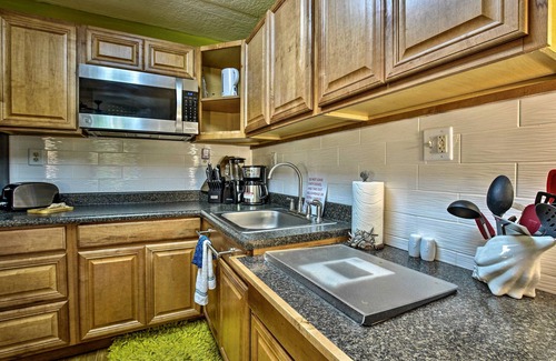 Historic Kailua Village Condominio | Garden View Studio - Kona Islander Inn Condos Condo by RedAwning