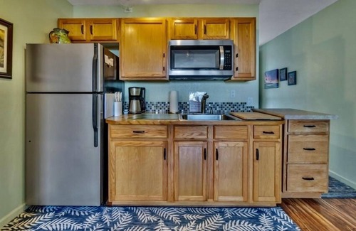 Historic Kailua Village Condominio | Garden View Studio - Kona Islander Inn Condos Condo by RedAwning