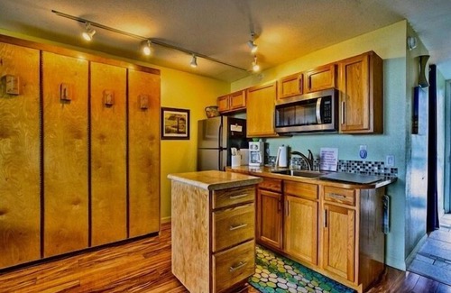Historic Kailua Village Condominio | Garden View Studio - Kona Islander Inn Condos Condo by RedAwning