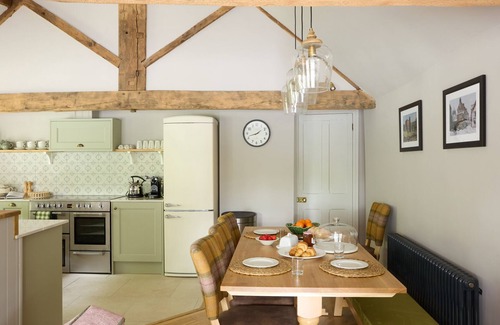 Carsington Cabaña | GARDENERS COTTAGE, character holiday cottage, with pool in Hopton