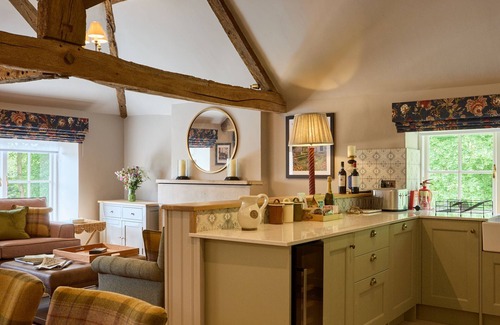 Carsington Cabaña | GARDENERS COTTAGE, character holiday cottage, with pool in Hopton