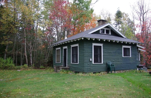 Meacham Cabina | Cabaña de madera-Baño en la habitacion-Vista al bosque-Gardeners Pet Friendly
