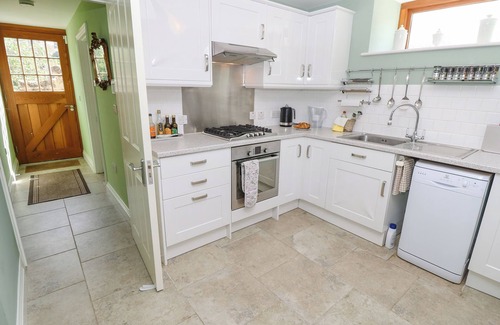 Newport Cabaña | GARSTONS BARN, pet friendly, with a garden in Newport, Isle Of Wight
