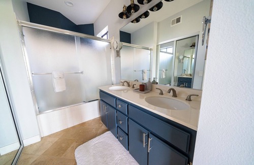 Thousand Palms Condominio | Gated 2BR/2BA - Views, hot tubs/ pools and ping pong in a quiet community.