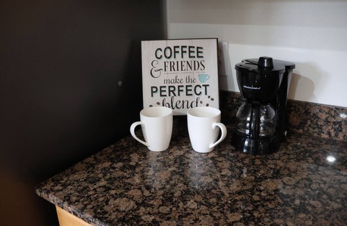 Bonita Springs Condominio | Gated community, heart of Bonita, 2 bed/2 bath condo with attached garage