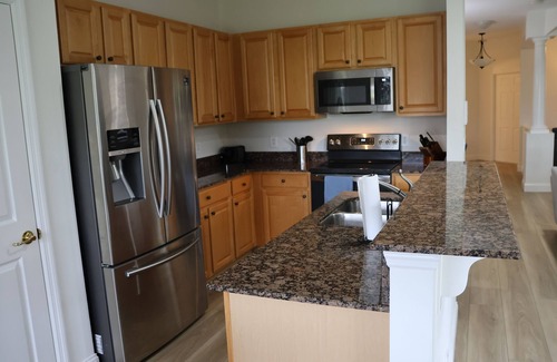 Bonita Springs Condominio | Gated community, heart of Bonita, 2 bed/2 bath condo with attached garage