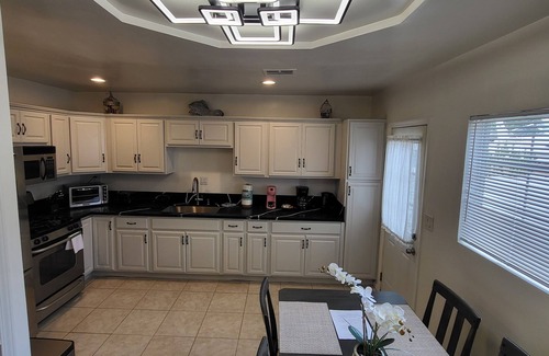 North Hollywood Casa | Gated Family Home in NOHO