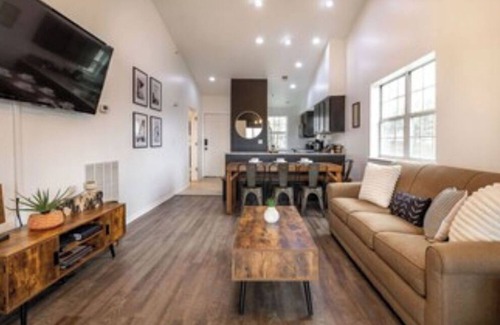 Branson Condominio | Gated, Luxe Mid-Century Modern Condo| Walk to golf & pools!