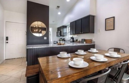 Branson Condominio | Gated, Luxe Mid-Century Modern Condo| Walk to golf & pools!