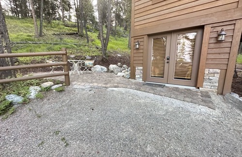 Somers Cabaña | Gated Queen Bed Cottage, TV, Wifi, Kitchenette Views of Flathead Lake EV Charger