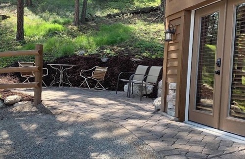 Somers Cabaña | Gated Queen Bed Cottage, TV, Wifi, Kitchenette Views of Flathead Lake EV Charger