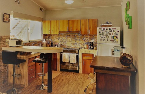 San Isidro de Grecia Casa | Gated, Year round springon Poas Mountain, new American owned nature lodge