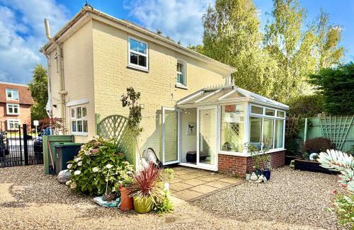 Ferndown Casa | Gateman's Cottage - Three Bedroom Detached Home - Free Parking - Close to New Forest and Beaches