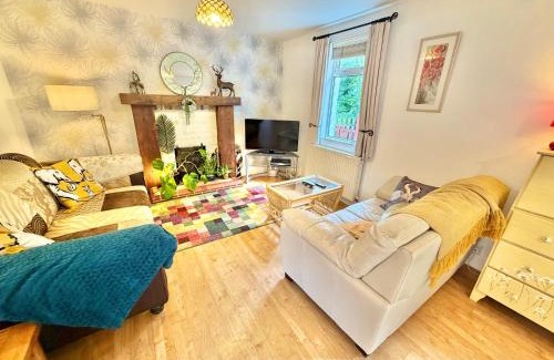 Ferndown Casa | Gateman's Cottage - Three Bedroom Detached Home - Free Parking - Close to New Forest and Beaches