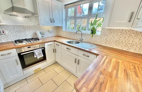 Ferndown Casa | Gateman's Cottage - Three Bedroom Detached Home - Free Parking - Close to New Forest and Beaches