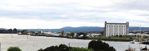 Launceston CBD Apartamento | Gateway to The Gorge, Central with Free Parking