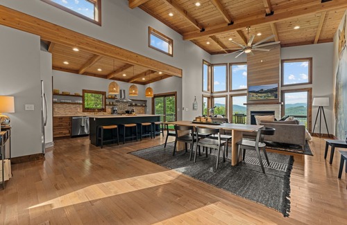 Bryson City Cabina | Gather for Thanksgiving! Mountain Views, Hot Tub & Family Game Room