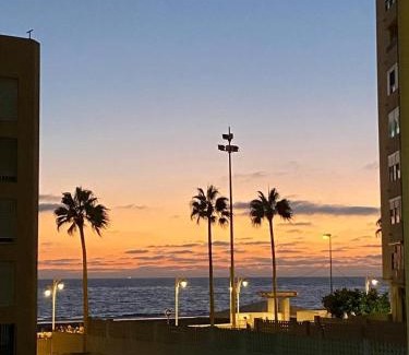 Cádiz Apartamento | GATU Villa Dante Playa Victoria Parking gratuito, "preferente para mayores de 25 años y familias "