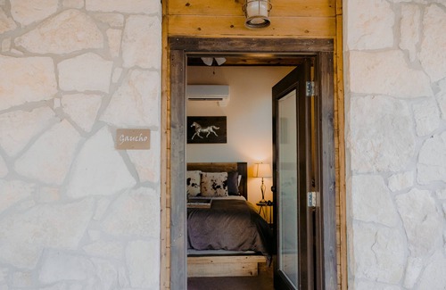 Dripping Springs Casa | Habitación Gaucho (Habitación Individual) en el Edificio Estable - Asante Alojamiento y Eventos