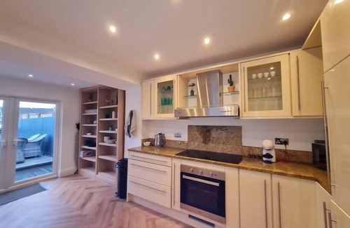 Dowlais Casa | Stylish & comfortable 4 bedroom home with patio