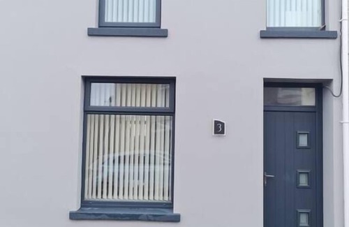 Dowlais Casa | Stylish & comfortable 4 bedroom home with patio