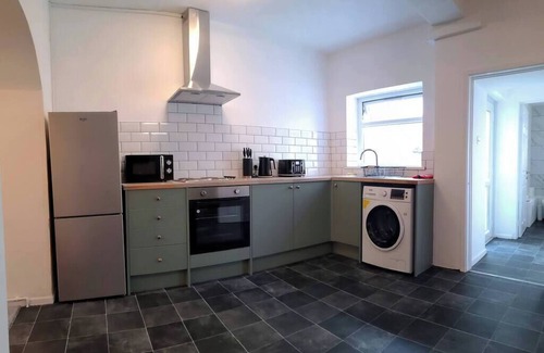 Neath Apartamento | 3 Double Rooms, 4 Bedrooms, Parking