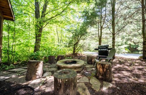 Saugatuck Casa | Gecko Getaway - Great cabin getaway - private hot tub - community pool