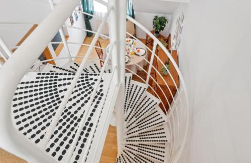 Neunkirchen Apartamento | "Gelbe Koffer Vintage Maisonette" in Neunkirchen - 2 SZ - Self-Check-in - Parkplatz - Balkon - Badewanne - WLAN 250 Mbit - bis 4 Pers - zentrumsnah