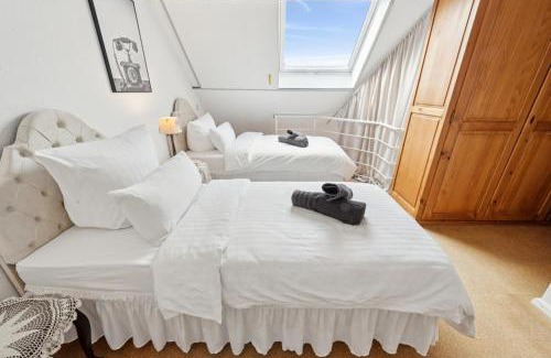 Neunkirchen Apartamento | "Gelbe Koffer Vintage Maisonette" in Neunkirchen - 2 SZ - Self-Check-in - Parkplatz - Balkon - Badewanne - WLAN 250 Mbit - bis 4 Pers - zentrumsnah