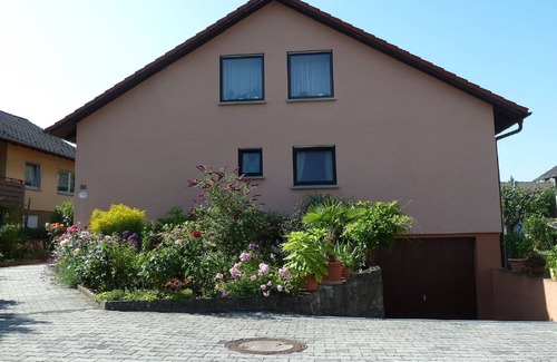 Igersheim Apartamento | Gemütliche Ferienwohnung (70qm) mit Parkplatz und Supermarkt vor Ort