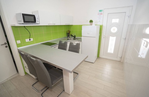 Potocnica Apartamento | Gemütliche Wohnung Direkt am Meer mit Pool, Parken, Klimaanlage, für 4 Personen