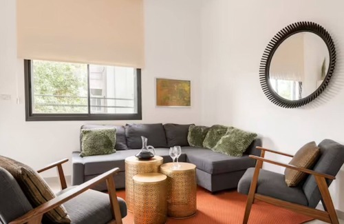 Haifa Apartamento | Gem of Haifa: Boutique Bliss on Hanassi Blvd in Carmel Center, Free Parking