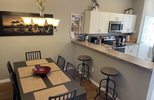 Haines City Condominio | Gema del lago Marion! Hermosa 3 dormitorios con camas King, HD e Internet