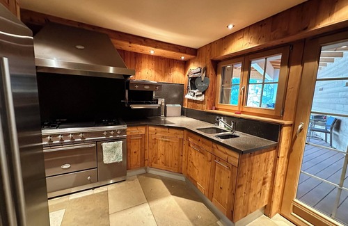 Noes Chalet De Esquí | Generous deluxe chalet walking distance to shops, restaurants & Cry D'Er lift.