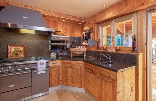 Noes Chalet De Esquí | Generous deluxe chalet walking distance to shops, restaurants & Cry D'Er lift.