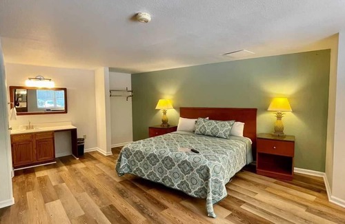 Lake Lure Hotel | Geneva Hotel & Tiki Bar