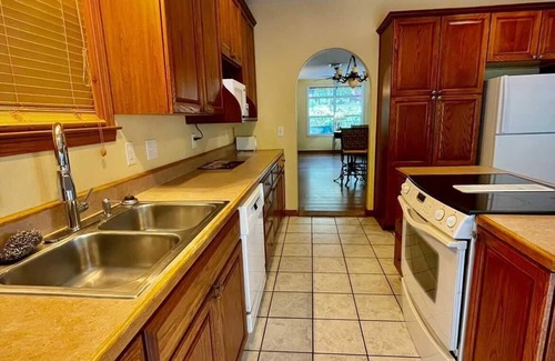 Lake Lure Hotel | Geneva Hotel & Tiki Bar